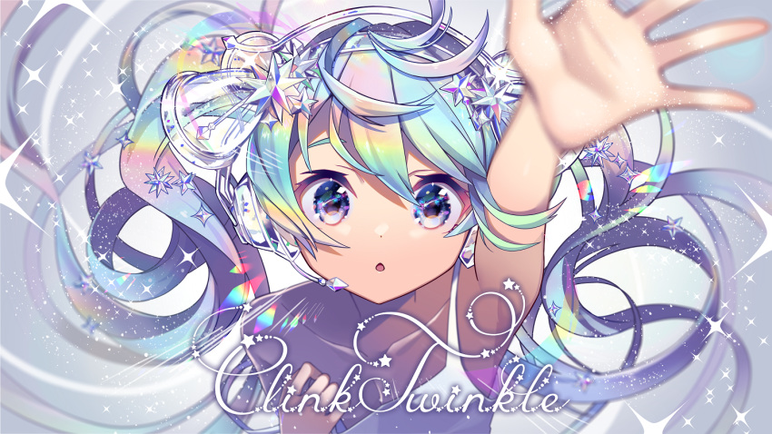 1girl arm_up bangs bare_arms bare_shoulders blue_eyes blurry blurry_background blurry_foreground blush chestnut_mouth collarbone commentary_request depth_of_field dress eyebrows_behind_hair gradient_hair grey_background hair_between_eyes hair_ornament hatsune_miku looking_at_viewer multicolored_hair nou parted_lips sleeveless sleeveless_dress solo sparkle star star_hair_ornament twintails vocaloid white_dress
