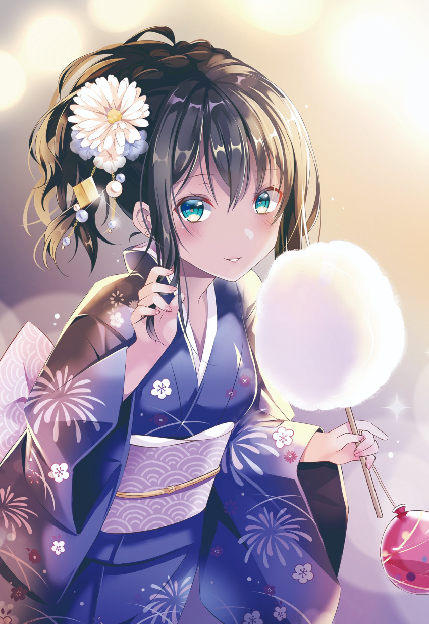 1girl bangs black_hair blue_eyes blue_flower blue_kimono blurry blurry_background blush commentary_request cotton_candy depth_of_field eyebrows_visible_through_hair fingernails floral_print flower food glint hair_between_eyes hair_flower hair_ornament hand_in_hair hand_up highres holding holding_food japanese_clothes kimono long_sleeves looking_at_viewer obi original parted_lips ponytail print_kimono sash shiro_kuma_shake smile solo water_yoyo white_flower wide_sleeves yukata