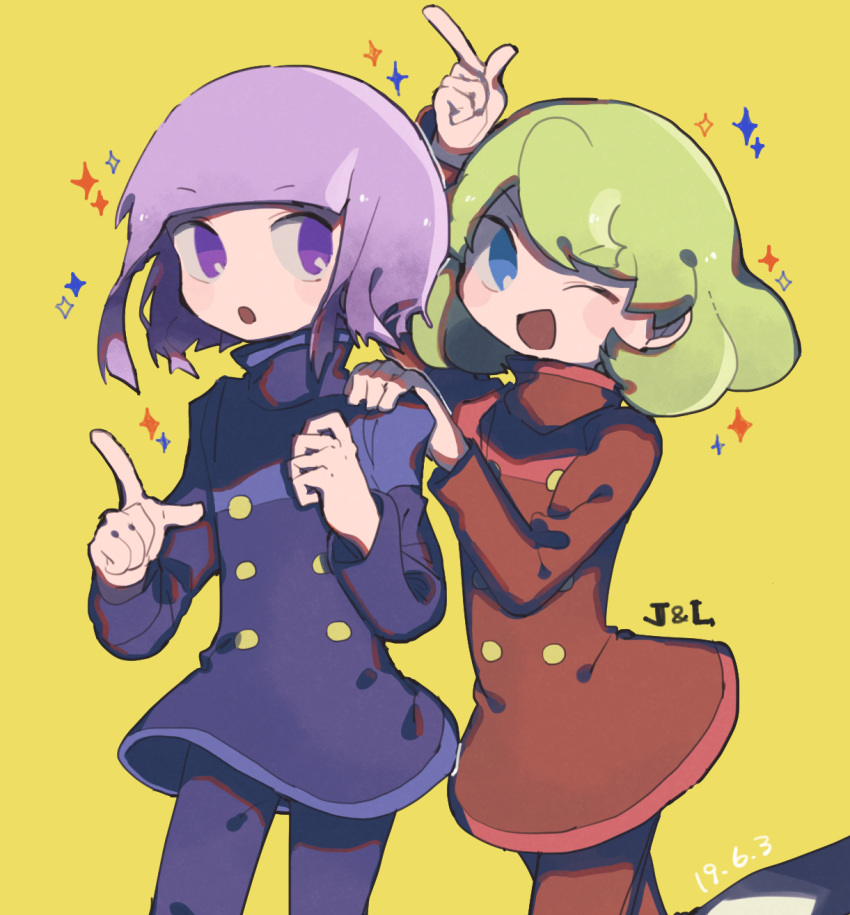 1boy 1girl blue_eyes bob_cut brother_and_sister dated double-breasted green_hair hand_on_another's_shoulder highres j_(puyopuyo) l_(puyopuyo) matching_outfit purple_eyes purple_hair puyopuyo puyopuyo_tetris siblings simple_background sparkle twins yellow_background