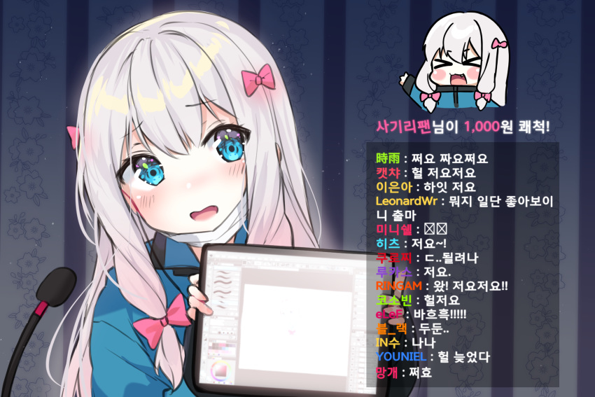 &gt;_&lt; 1girl :3 :d bangs blue_eyes blue_jacket blush bow chat_log commentary eromanga_sensei fang gradient_hair hair_bow highres holding_tablet_pc indoors izumi_sagiri jacket korean_text long_hair long_sleeves mask_pull microphone multicolored_hair open_mouth pink_bow smile solo surgical_mask tablet_pc urim_(paintur) white_hair