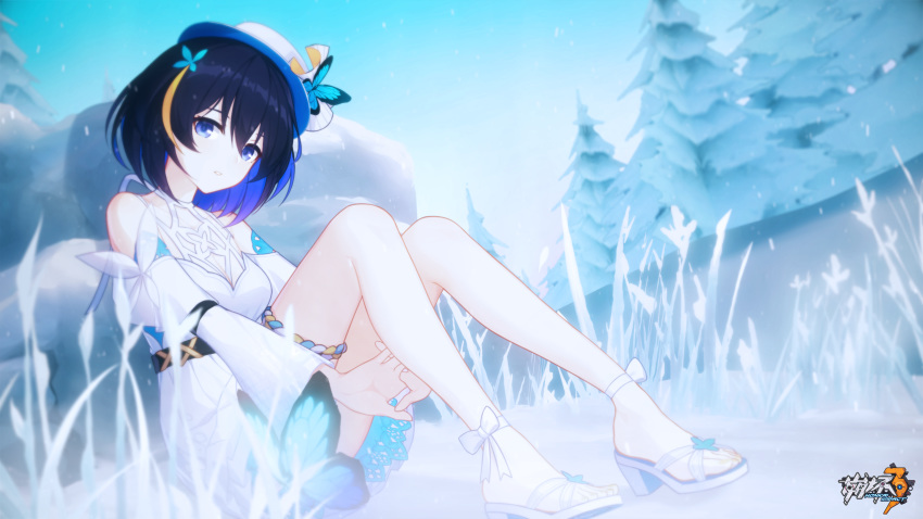 1girl alternate_costume ankle_ribbon bangs bare_shoulders black_hair blue_eyes blue_hair breasts bug butterfly dress hair_between_eyes hair_ornament hands_together hat highres honkai_(series) honkai_impact_3rd insect lace lace-trimmed_dress logo looking_at_viewer medium_breasts multicolored_hair off-shoulder_dress off_shoulder official_art outdoors ribbon sandals seele_vollerei short_hair sitting smile snow solo thigh_strap tree white_dress white_footwear white_headwear white_ribbon wide_sleeves