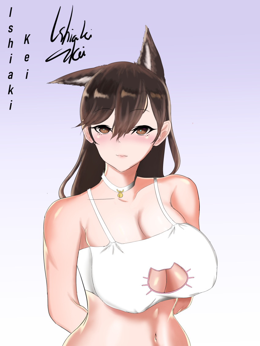 1girl absurdres animal_ears arms_behind_back artist_name atago_(azur_lane) azur_lane bangs bell bell_collar breasts brown_eyes brown_hair cleavage cleavage_cutout closed_mouth collar commentary gradient gradient_background highres kei_ishiaki large_breasts lavender_background long_hair mole navel signature solo swept_bangs upper_body