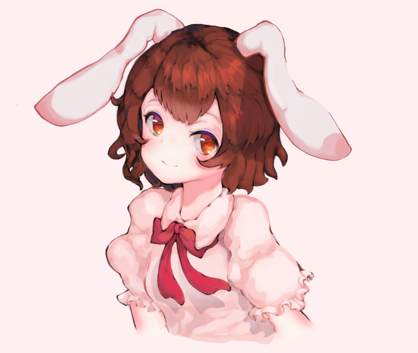 1girl animal_ears beige_background bow bunny bunny_ears commentary_request hair_between_eyes highres inaba_tewi looking_at_viewer red_bow red_eyes short_hair short_sleeves simple_background smile solo touhou yeong