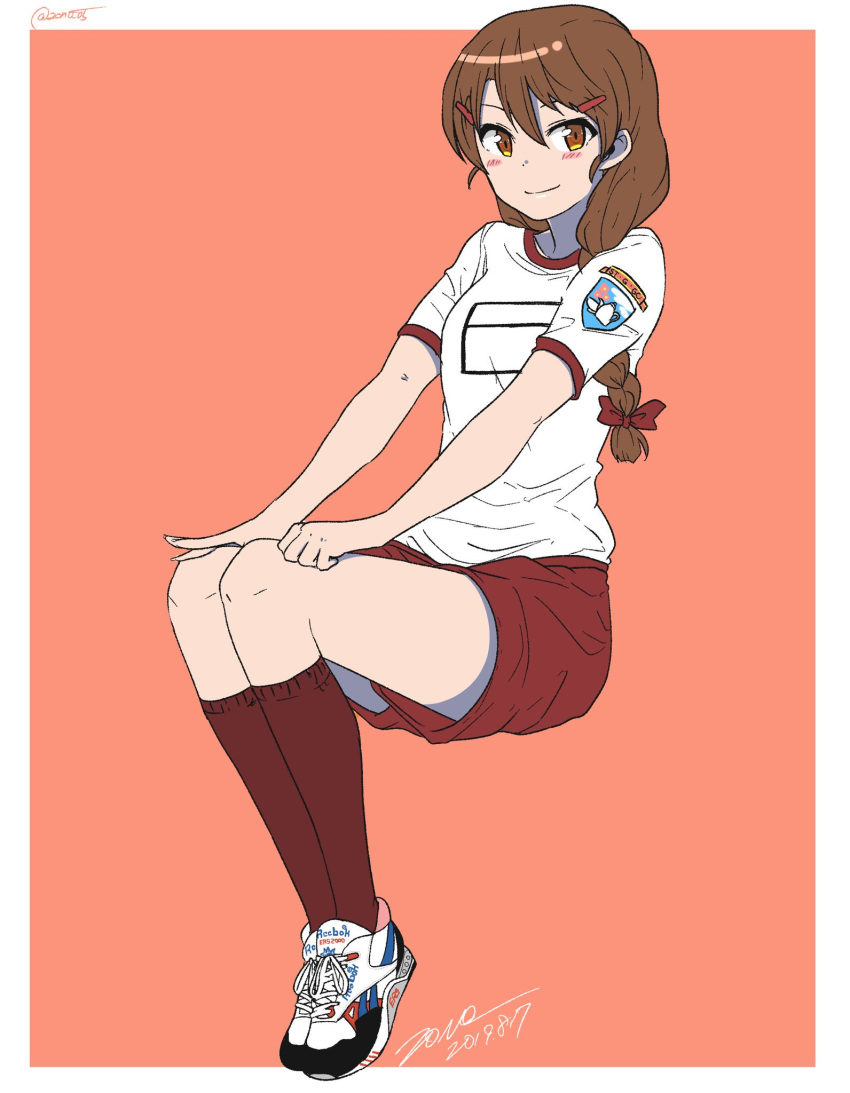 1girl artist_name braid brown_eyes brown_hair closed_mouth commentary cross-laced_footwear dated emblem full_body girls_und_panzer gym_shirt gym_shorts gym_uniform hair_ornament hair_over_shoulder hair_ribbon hairclip hands_on_own_knees highres invisible_chair logo long_hair looking_at_viewer outside_border pink_background red_legwear red_ribbon red_shorts reebok ribbon rukuriri shirt shoes short_sleeves shorts signature single_braid sitting smile sneakers socks solo st._gloriana's_(emblem) twitter_username white_shirt zono_(inokura_syuzo029)