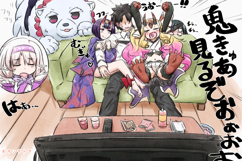 &gt;_&lt; 1boy 4girls :d ainu_clothes ankle_bow bangs barefoot black_hair black_pants blonde_hair blush bottle bow chaldea_uniform closed_eyes commentary_request controller couch cup drinking_glass eyebrows_visible_through_hair faceless faceless_male fate/grand_order fate_(series) flat_screen_tv fujimaru_ritsuka_(male) gradient_hair hands_up heart heart_in_mouth highres horns ibaraki_douji_(fate/grand_order) ibaraki_douji_(swimsuit_lancer)_(fate) illyasviel_von_einzbern indoors jacket japanese_clothes kimono light_brown_hair long_hair long_sleeves mochizuki_chiyome_(fate/grand_order) multicolored_hair multiple_girls neon-tetora on_couch oni oni_horns open_mouth outstretched_arms pants parted_lips peeking_out pink_hair pointy_ears purple_eyes purple_hair purple_kimono red_bow remote_control short_eyebrows short_hair shuten_douji_(fate/grand_order) sitonai smile soles sweat table television thick_eyebrows translation_request uniform very_long_hair white_background white_jacket wooden_floor xd