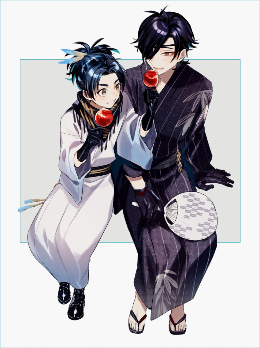 2boys black_gloves black_hair blue_hair candy_apple eyepatch fan feathers food gloves grin hair_feathers highres japanese_clothes kimono male_focus multiple_boys paper_fan ponytail sandals scarf shokudaikiri_mitsutada sitting smile taikogane_sadamune touken_ranbu uchiwa yamada_chickenko yellow_eyes yukata