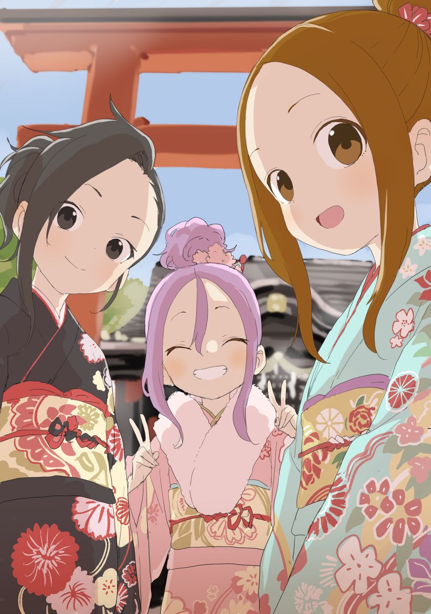 3girls :d ^_^ absurdres black_hair black_kimono blue_kimono blue_sky brown_eyes brown_hair closed_eyes closed_mouth commentary_request creator_connection crossover day double_v facing_viewer floral_print forehead fur_collar grin hair_bun highres japanese_clothes karakai_jouzu_no_takagi-san kimono kunoichi_tsubaki_no_mune_no_uchi multiple_crossover multiple_girls obi outdoors pink_kimono purple_hair sash sky smile soredemo_ayumu_wa_yosetekuru takagi-san torii tsubaki_(kunoichi_tsubaki_no_mune_no_uchi) v yamamoto_souichirou yaotome_urushi