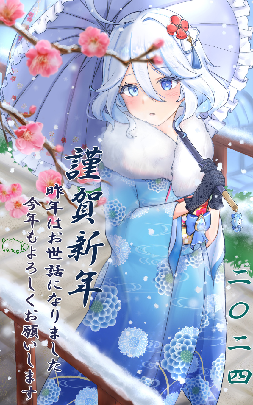 1girl absurdres ahoge black_gloves blue_bow blue_eyes blue_kimono bow cherry_blossoms commentary_request cowboy_shot feather_coat floral_print furina_(genshin_impact) genshin_impact gloves highres holding holding_umbrella japanese_clothes kimono looking_at_viewer nekozuki_nanaka no_headwear outdoors parted_lips railing short_hair snowing solo standing translation_request umbrella white_hair