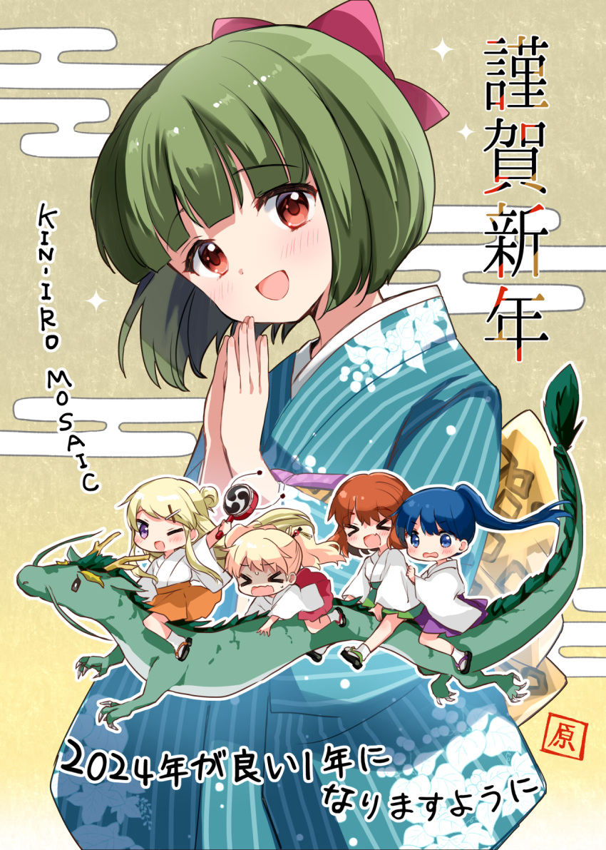 &gt;_&lt; 5girls :d ;d alice_cartelet blonde_hair blue_hair blush bow commentary dragon green_hair hair_bun hair_ornament hairclip hairpin hara_yui head_tilt highres inokuma_youko japanese_clothes kimono kin-iro_mosaic komichi_aya kujou_karen long_hair medium_hair multiple_girls one_eye_closed oomiya_shinobu orange_hair ponytail sandals smile translation_request x_hair_ornament