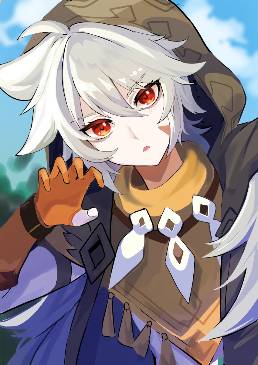 1boy absurdres bishounen bone_necklace claw_pose genshin_impact gloves grey_hair highres hood long_hair male_focus open_mouth orange_gloves razor_(genshin_impact) red_eyes scar scar_on_face solo tabi_(cufs5442) upper_body