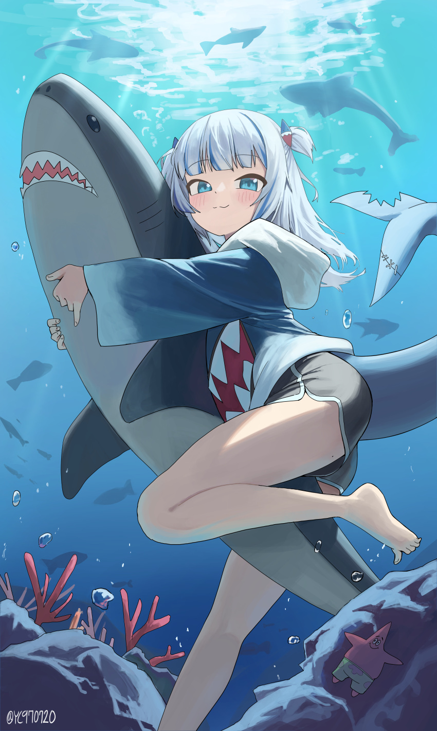 1girl :3 absurdres air_bubble barefoot black_shorts blue_eyes blue_hair blue_hoodie blush bubble caustics closed_mouth commentary coral dolphin_shorts feet fins fish_tail foot_out_of_frame from_side gawr_gura gawr_gura_(1st_costume) green_shorts grey_hair hair_ornament highres hololive hololive_english hood hoodie long_hair long_sleeves looking_at_viewer multicolored_hair patrick_star rock shark shark_girl shark_hair_ornament shark_print shark_tail shorts sidelocks smile solo split_mouth spongebob_squarepants_(series) starfish streaked_hair syc2159 symbol-only_commentary tail toes twitter_username two_side_up underwater virtual_youtuber white_hood wide_sleeves