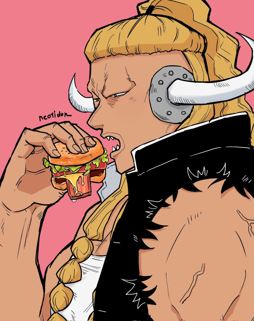 1boy blonde_hair braid burger curled_horns dark-skinned_male dark_skin eating food from_side high_ponytail highres horns jack_(one_piece) long_hair male_focus muscular muscular_male no_eyebrows one_piece pink_background ponytail sharp_teeth solo teeth torn_clothes torn_sleeves tsurime upper_body wodon_(neotidon)