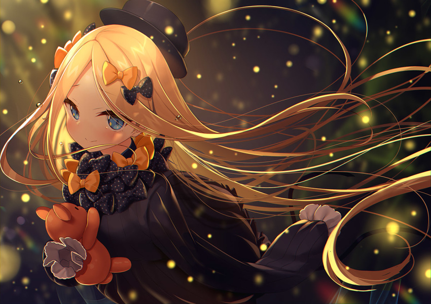 1girl abigail_williams_(fate/grand_order) bangs black_bow black_dress black_headwear blonde_hair blue_eyes blush bow closed_mouth commentary dress eyebrows_visible_through_hair fate/grand_order fate_(series) forehead hair_bow hat long_hair long_sleeves looking_at_viewer multiple_bows multiple_hair_bows object_hug orange_bow parted_bangs polka_dot polka_dot_bow ribbed_dress sleeves_past_fingers sleeves_past_wrists smile solo stuffed_animal stuffed_toy teddy_bear very_long_hair yano_mitsuki