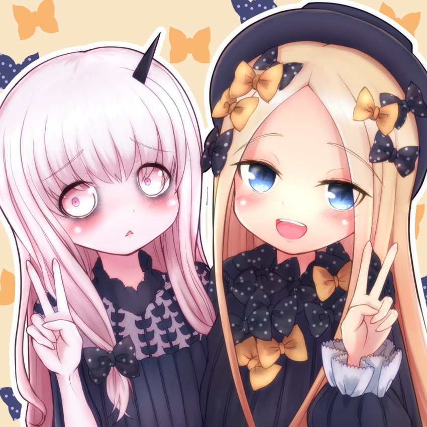 2girls :d abigail_williams_(fate/grand_order) bags_under_eyes bangs black_bow black_dress black_headwear blonde_hair blue_eyes blush bow brown_background commentary_request dress eyebrows_visible_through_hair fate/grand_order fate_(series) forehead hair_bow hat highres horn lavinia_whateley_(fate/grand_order) long_hair long_sleeves multiple_girls open_mouth orange_bow parted_bangs parted_lips pink_eyes polka_dot polka_dot_bow sleeves_past_wrists smile tokiha_(ruinluin) upper_body upper_teeth wide-eyed