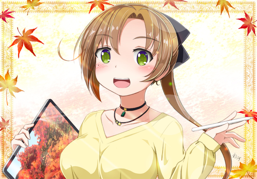 1girl :d akigumo_(kantai_collection) alternate_breast_size autumn_leaves bangs black_bow blush border bow breasts brown_hair choker collarbone commentary_request earth_ekami eyebrows_visible_through_hair green_eyes hair_bow hands_up holding holding_stylus impossible_clothes jewelry kantai_collection large_breasts leaf lens_flare long_hair long_sleeves maple_leaf mole mole_under_eye necklace open_mouth outside_border parted_bangs pendant ponytail round_teeth shirt signature smile solo star stylus teeth upper_body yellow_shirt