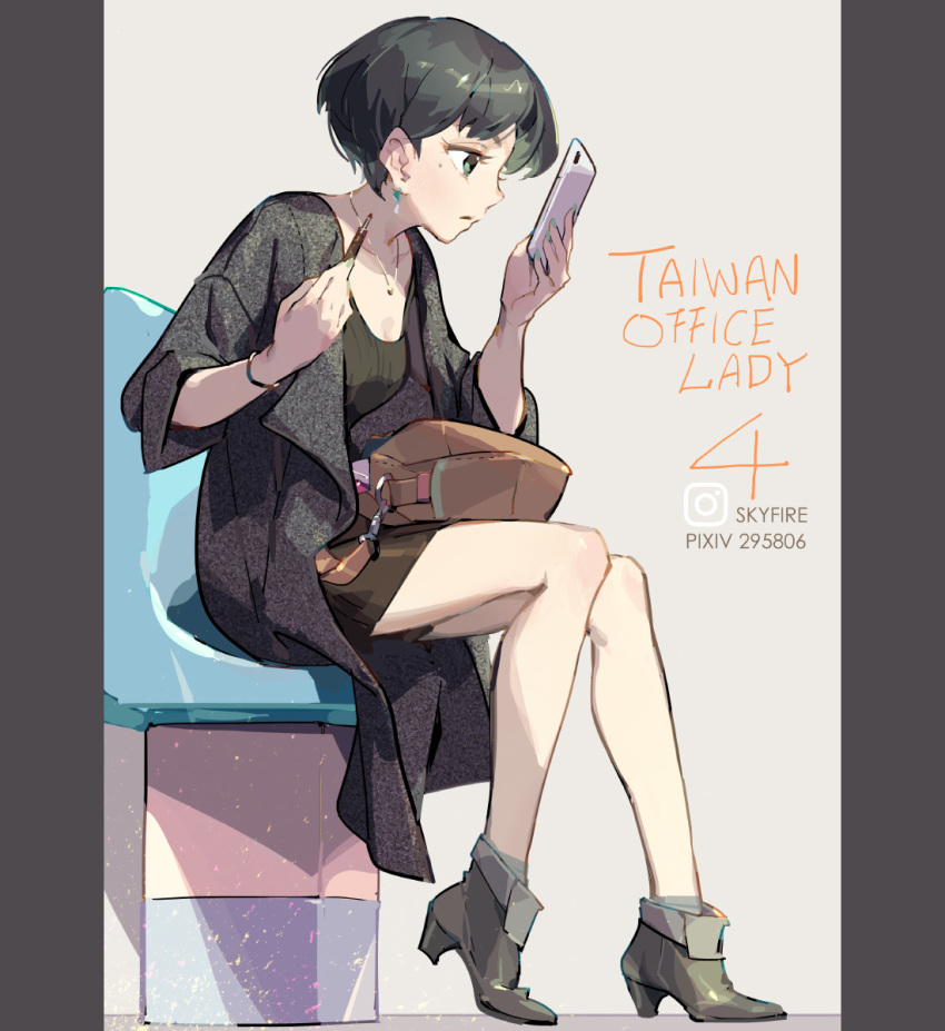 1girl black_footwear black_hair black_jacket black_shirt black_skirt blue_eyes bracelet brown_bag cellphone chinese_commentary ear_piercing from_side full_body high_heels highres holding holding_phone jacket jewelry mole mole_under_eye necklace office_lady_taiwan original phone piercing pixiv_id shirt short_hair sitting skirt smartphone solo taiwan tennohi