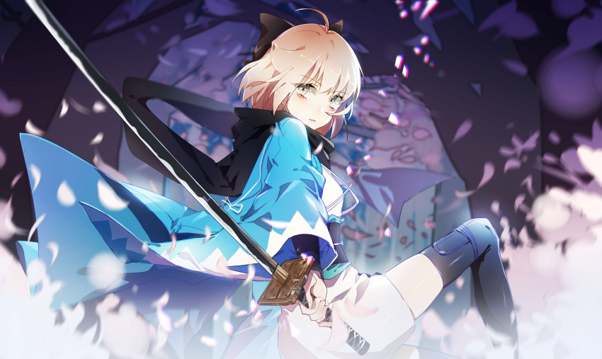 1girl abstract_background ahoge bangs black_bow black_legwear black_scarf blonde_hair bow closed_mouth commentary_request eyebrows_visible_through_hair fate/grand_order fate_(series) from_behind hair_between_eyes hair_bow hair_ornament highres holding holding_sword holding_weapon japanese_clothes katana kimono leg_up long_sleeves looking_at_viewer okita_souji okita_souji_(fate) okita_souji_(fate)_(all) sash scarf short_hair solo standing standing_on_one_leg sword thighhighs upper_body weapon yellow_eyes zettai_ryouiki zhibuji_loom
