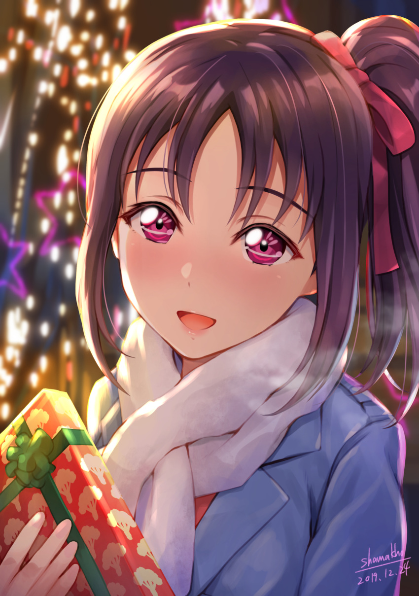 1girl :d bangs blush breath christmas christmas_gift christmas_lights eyebrows_visible_through_hair gift hair_ribbon highres jacket kazuno_sarah looking_at_viewer love_live! love_live!_sunshine!! open_mouth parted_bangs pink_ribbon purple_hair red_eyes ribbon scarf shamakho side_ponytail signature smile tree_print upper_body white_neckwear