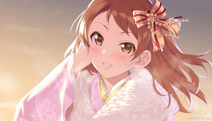 1girl bangs beads blush bow brown_eyes brown_hair eyebrows_visible_through_hair floating_hair floral_print fur_scarf gradient hair_beads hair_bow hair_ornament hand_in_hair head_tilt highres houjou_karen idolmaster idolmaster_cinderella_girls japanese_clothes kimono lipstick long_hair long_sleeves looking_at_viewer makeup mizuki_makoto new_year pink_kimono portrait sky smile solo wide_sleeves