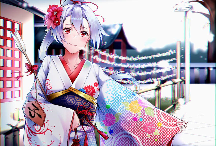 1girl absurdres alternate_costume arrow ema fate/grand_order fate_(series) floral_print flower furisode hair_flower hair_ornament hamaya hatsumoude highres holding_arrow japanese_clothes kimono long_hair looking_at_viewer new_year obi outdoors ponytail print_kimono red_eyes red_flower sash shrine silver_hair smile solo tomoe_gozen_(fate/grand_order) upper_body very_long_hair white_kimono yuu-kun_(linke_hand)