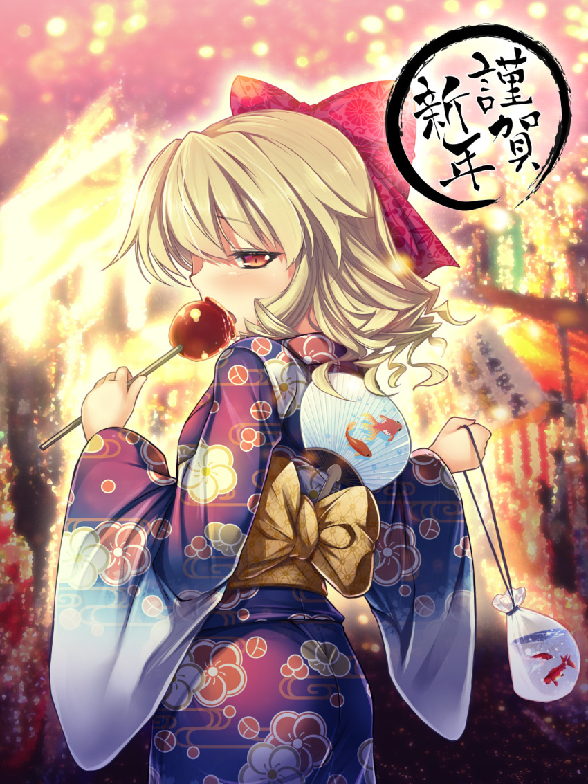 1girl animal_print bag bangs blonde_hair blue_kimono bow brown_eyes candy_apple chima_q commentary_request cowboy_shot eyebrows_visible_through_hair fan fish fish_print floral_print food from_behind goldfish hair_bow hands_up highres holding holding_food japanese_clothes kimono long_sleeves looking_at_viewer looking_back luna_child obi paper_fan plastic_bag red_bow sash short_hair solo standing touhou translation_request uchiwa wide_sleeves yellow_sash