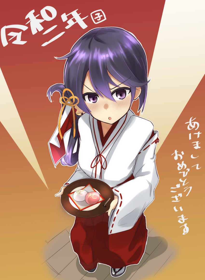 1girl akebono_(kantai_collection) akeome bell commentary_request flower from_above full_body gradient gradient_background hair_bell hair_flower hair_ornament hakama happy_new_year highres japanese_clothes jingle_bell kantai_collection long_hair looking_at_viewer miko mochi new_year open_mouth orange_background plate purple_eyes purple_hair red_hakama side_ponytail solo standing very_long_hair yankee41