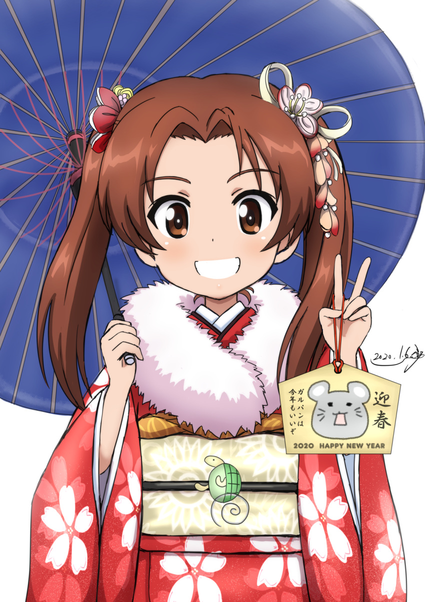 1girl artist_name bangs brown_eyes brown_hair bukkuri chinese_zodiac commentary_request dated emblem floral_print flower fur_scarf girls_und_panzer grin hair_flower hair_ornament highres holding holding_umbrella japanese_clothes kadotani_anzu kimono long_hair long_sleeves looking_at_viewer mouse_print nengajou new_year obi oriental_umbrella parted_bangs partial_commentary red_kimono sash scarf signature simple_background smile solo translation_request turtle twintails umbrella upper_body v white_background white_scarf wide_sleeves year_of_the_rat