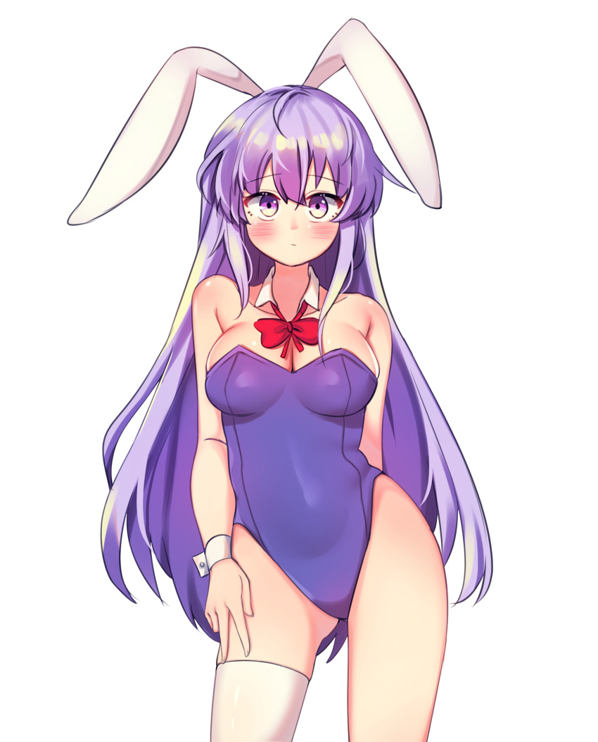 1girl animal_ears arm_behind_back bangs bare_arms bare_shoulders blush bow bowtie breasts bunny_ears bunnysuit collarbone commentary_request contrapposto cowboy_shot detached_collar erina_(rabi-ribi) eyebrows_visible_through_hair hair_between_eyes hand_on_own_thigh highres korean_commentary kosobin large_breasts leotard long_hair looking_at_viewer purple_eyes purple_hair purple_leotard rabi-ribi red_neckwear simple_background single_thighhigh solo thighhighs very_long_hair white_background white_legwear wrist_cuffs