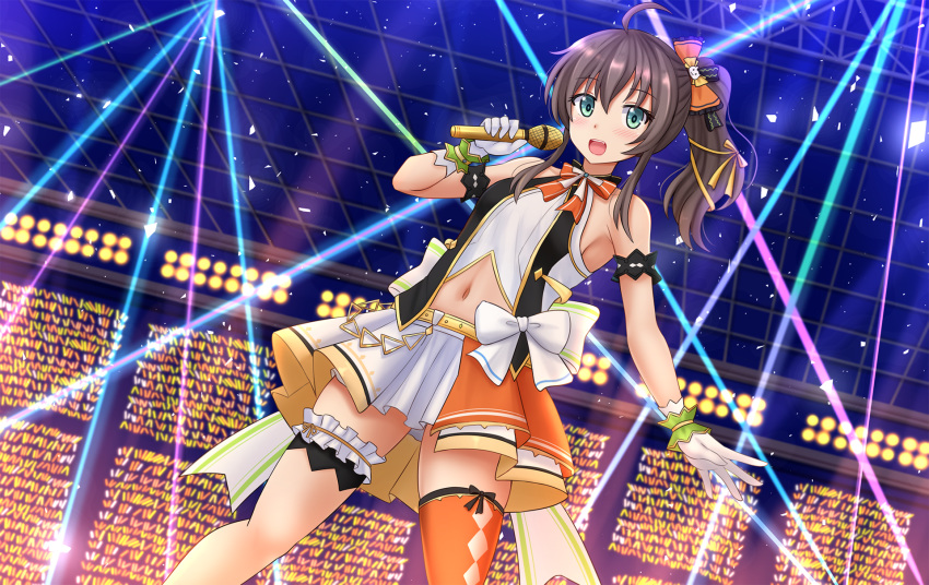 1girl :d ahoge bangs bare_shoulders blush bow breasts brown_hair commentary dutch_angle english_commentary eyebrows_visible_through_hair gloves glowstick green_eyes hair_between_eyes hair_bow highres holding holding_microphone hololive indoors kazenokaze microphone natsuiro_matsuri navel open_mouth orange_bow orange_legwear pleated_skirt shirt sidelocks single_thighhigh skirt sleeveless sleeveless_shirt small_breasts smile solo stage_lights standing thighhighs virtual_youtuber white_gloves white_shirt white_skirt