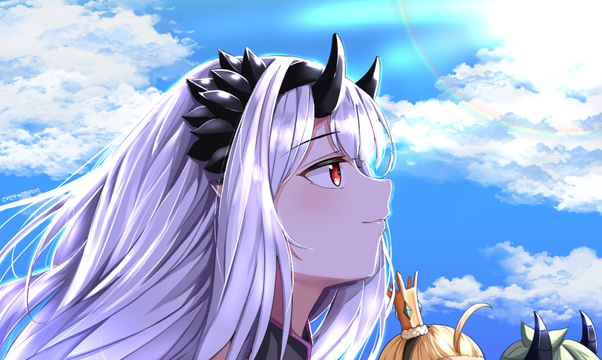 3girls ahoge alencia_(epic7) artist_name bangs black_hairband black_horns blonde_hair blue_sky charlotte_of_la_mare close-up closed_mouth cloud cloudy_sky commentary crown crown_hair_ornament dragon_girl dragon_horns english_commentary epic7 eyebrows_visible_through_hair from_side green_hair hair_intakes hairband highres horns lens_flare light_smile long_hair looking_to_the_side mini_crown multiple_girls out_of_frame pointy_ears red_eyes sidelocks sky solo_focus sunlight twomoon white_hair yufine_(epic7)