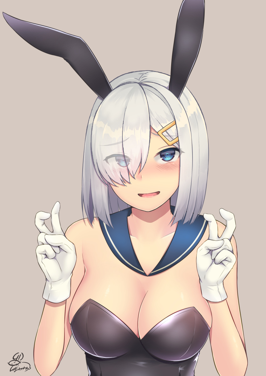 1girl absurdres animal_ears black_leotard blue_eyes blue_sailor_collar breasts curled_fingers eyes_visible_through_hair fake_animal_ears grey_background hair_ornament hair_over_one_eye hairclip hamakaze_(kancolle) highres kantai_collection large_breasts leotard playboy_bunny rabbit_ears sailor_collar short_hair signature simple_background solo strapless strapless_leotard unoshima_kanaka upper_body v white_hair