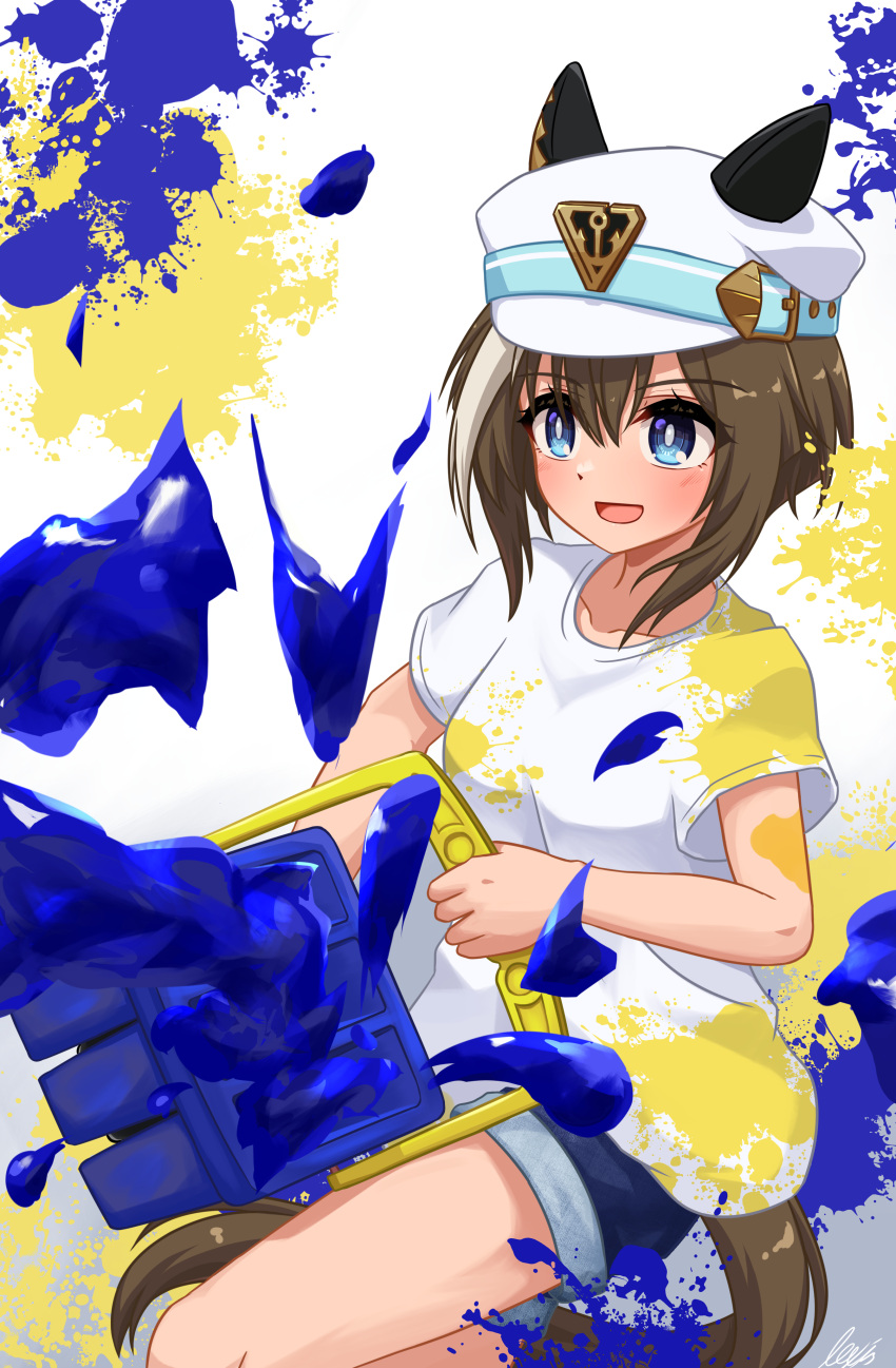 1girl :d absurdres alternate_costume animal_ears blue_eyes blue_shorts brown_hair cheval_grand_(umamusume) ears_through_headwear hat hat_belt highres holding horse_ears horse_girl lexis_yayoi multicolored_hair paint peaked_cap shirt short_sleeves shorts smile solo splatoon_(series) splatoon_3 streaked_hair t-shirt tri-slosher_(splatoon) umamusume white_hair white_headwear white_shirt