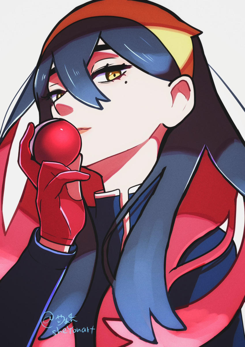 1girl artist_name black_hair blue_jacket carmine_(pokemon) colored_inner_hair gloves hair_between_eyes hairband highres holding holding_poke_ball jacket long_sleeves looking_at_viewer mole mole_under_eye multicolored_hair partially_fingerless_gloves poke_ball poke_ball_(basic) pokemon pokemon_sv red_gloves red_hair sheyona solo two-tone_hair upper_body white_background yellow_eyes yellow_hairband