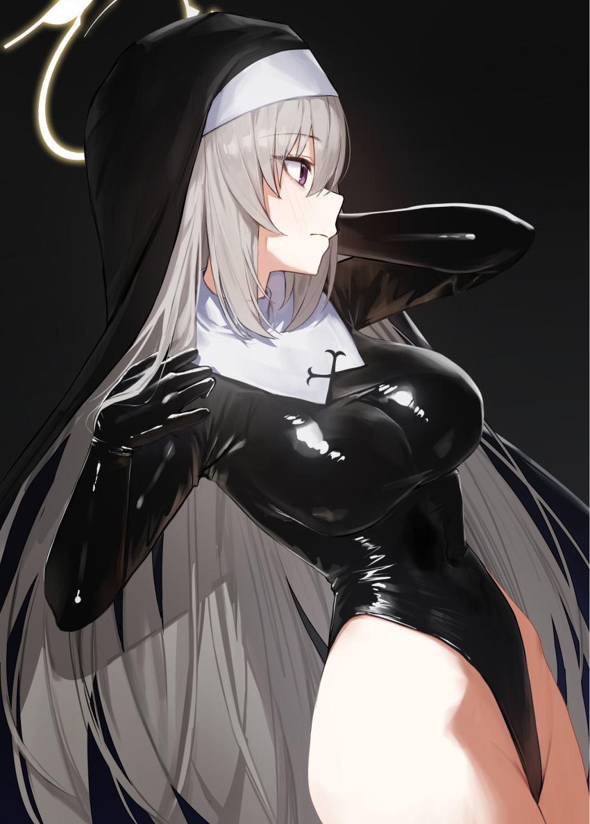 1girl black_background black_bodysuit blue_archive blush bodysuit breasts closed_mouth cowboy_shot from_side gnns grey_hair groin hair_between_eyes halo highres large_breasts latex latex_bodysuit long_hair profile purple_eyes sakurako_(blue_archive) solo yellow_halo