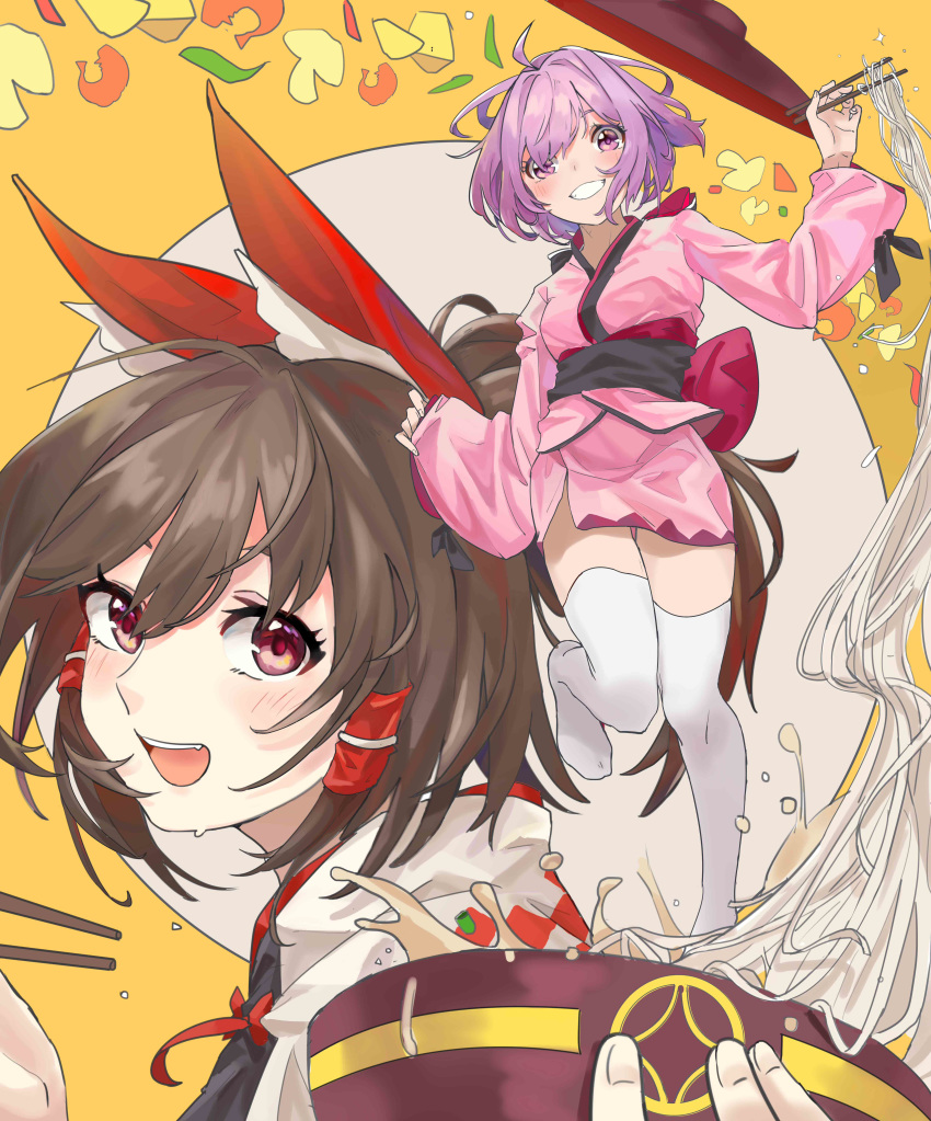 absurdres ahoge bangs black_sash blush bow bowl brown_eyes brown_hair chopsticks food hair_bow hair_tubes hakurei_reimu half_updo highres hirasawagitai japanese_clothes kimono long_sleeves looking_at_another medium_hair noodles pink_eyes purple_hair red_bow red_sash sash smile soba splashing sukuna_shinmyoumaru touhou wavy_hair wide_sleeves