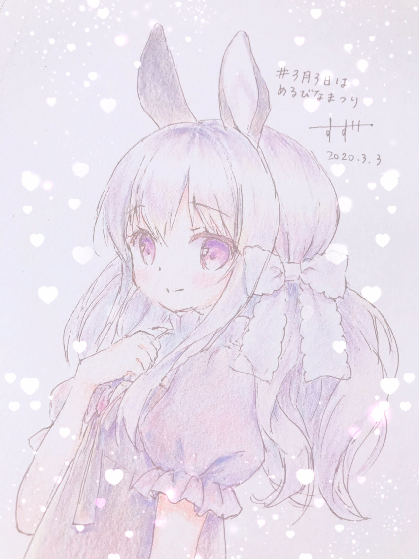 1girl animal_ears bangs blue_background blush bow bunny_ears chitosezaka_suzu closed_mouth commentary_request dated dress eyebrows_visible_through_hair hair_between_eyes hair_bow hand_up heart heart_background highres original puffy_short_sleeves puffy_sleeves purple_dress purple_eyes purple_hair short_sleeves smile solo traditional_media translation_request upper_body white_bow