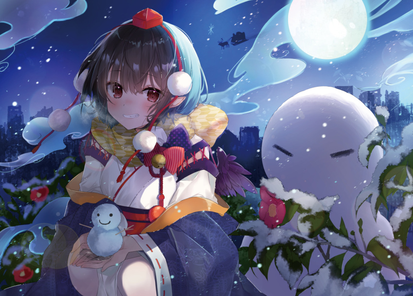 1girl alternate_costume bangs black_hair black_wings blush commentary_request eyebrows_visible_through_hair feathered_wings full_moon grin hair_between_eyes hat holding japanese_clothes kimono kourindou_tengu_costume leaf long_sleeves looking_at_viewer moon natsuki_(ukiwakudasai) night night_sky obi outdoors pointy_ears pom_pom_(clothes) red_eyes red_sash reindeer sash scarf shameimaru_aya short_hair sky sleigh smile snowing snowman solo tassel tokin_hat touhou unmoving_pattern upper_body white_kimono wide_sleeves wings yellow_scarf