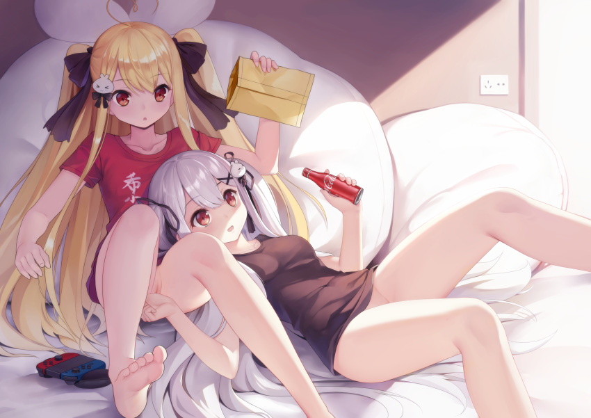 2girls barefoot bed blonde_hair coca_cola drink food game_console long_hair nopan original pussy red_eyes tokisaki_asaba tokisaki_mio twintails uncensored white_hair xiaoyin_li