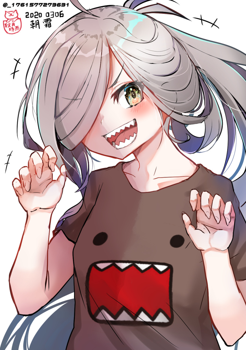 1girl 51_(akiduki) ahoge alternate_costume asashimo_(kantai_collection) bangs blush brown_shirt character_name claw_pose commentary_request dated domo-kun eyebrows_visible_through_hair grey_hair hair_over_one_eye highres kantai_collection long_hair nippon_housou_kyoukai open_mouth ponytail sharp_teeth shirt shitty_t-shirt_naval_base short_sleeves simple_background solo teeth twitter_username white_background yellow_eyes