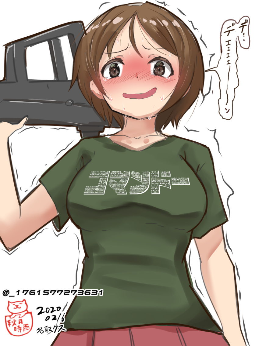 1girl 51_(akiduki) alternate_costume bangs blush breasts brown_eyes brown_hair character_name commando_(movie) commentary_request dated green_shirt hairband highres holding holding_weapon kantai_collection medium_breasts natori_(kantai_collection) nose_blush open_mouth pose red_skirt shirt shitty_t-shirt_naval_base short_hair short_sleeves simple_background skirt solo sweat translated twitter_username weapon white_background white_hairband