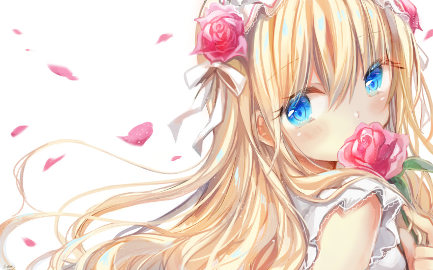 1girl bangs bare_shoulders blonde_hair blue_eyes blush commentary_request covered_mouth dress eyebrows_visible_through_hair floating_hair flower from_behind hair_between_eyes hair_flower hair_ornament hair_ribbon hand_up highres holding holding_flower kohaku_muro long_hair looking_at_viewer looking_back original petals red_flower red_rose ribbon rose simple_background sleeveless sleeveless_dress solo upper_body white_background white_dress white_ribbon