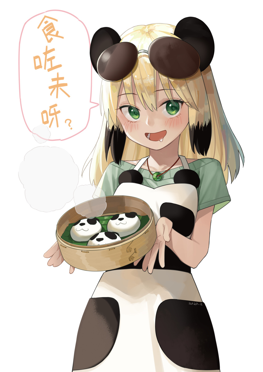1girl :d absurdres animal_ears apron black_hair blush commentary_request drooling eyebrows_visible_through_hair eyewear_on_head food green_eyes guazi hair_between_eyes highres holding jewelry long_sleeves looking_at_viewer medium_hair mei-mei_(murenase!_shiiton_gakuen) multicolored_hair murenase!_shiiton_gakuen necklace open_mouth panda_ears panda_girl platinum_blonde_hair short_sleeves simple_background smile solo speech_bubble standing sunglasses translation_request white_background