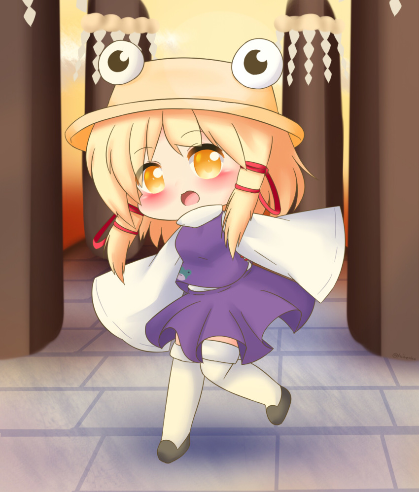 1girl arms_up black_footwear blonde_hair blurry blurry_background blush chibi commentary eyebrows_visible_through_hair hair_between_eyes hat high_collar highres leaning_to_the_side long_sleeves looking_at_viewer moriya_suwako onbashira open_mouth outdoors over-kneehighs purple_skirt purple_vest rope sett shide shimenawa shirt short_hair skirt sleeves_past_fingers sleeves_past_wrists standing standing_on_one_leg stone_floor thighhighs touhou twilight vest white_legwear white_shirt wide_sleeves yairenko yellow_eyes