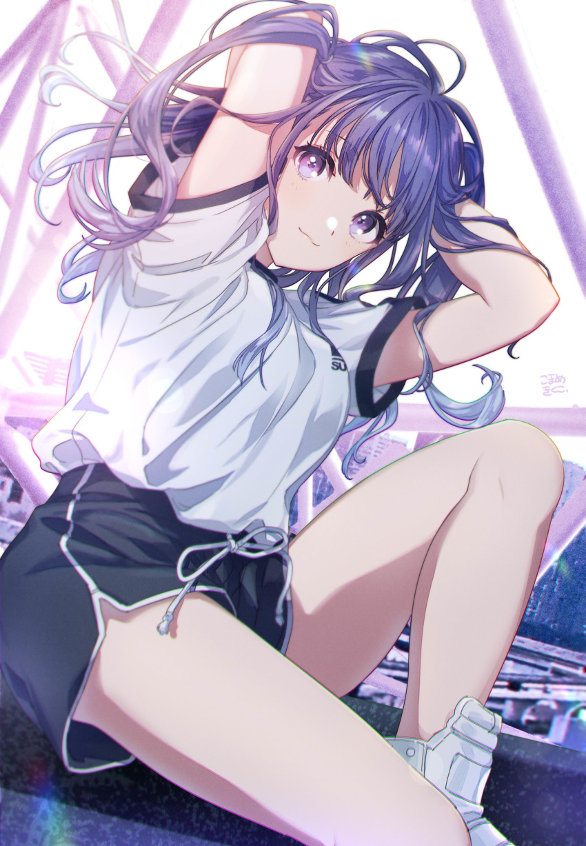 1girl :3 arms_up backlighting bare_legs black_shorts blush boyshorts breasts closed_mouth commentary dutch_angle hands_in_hair highres knee_up long_hair looking_at_viewer medium_breasts mosuko original outdoors purple_eyes purple_hair ribbon shirt short_sleeves shorts sitting smile solo symbol_commentary thighs white_footwear white_ribbon white_shirt