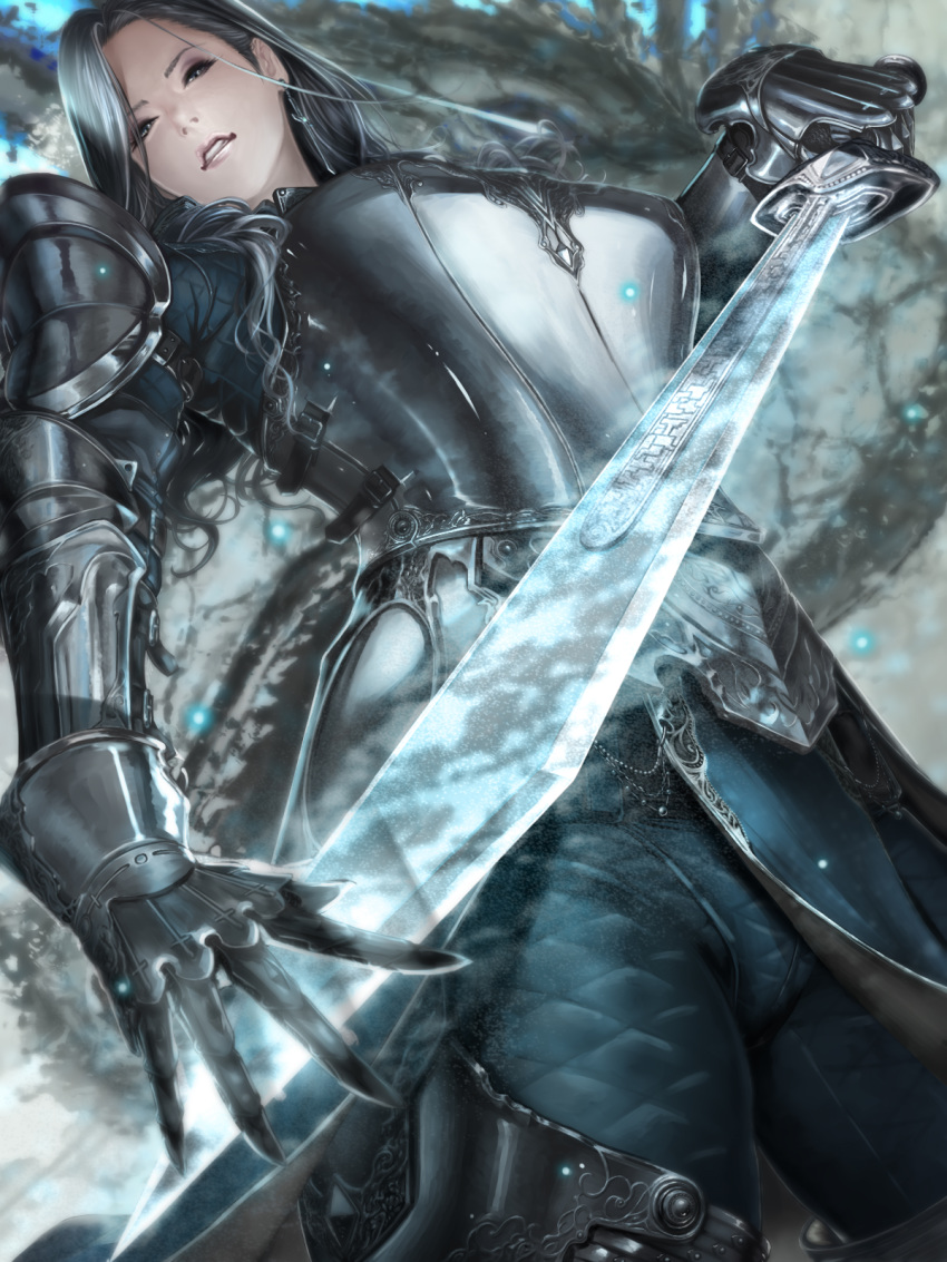 1girl armor black_hair breastplate commentary_request earrings fantasy faulds gambeson gauntlets hair_over_one_eye hand_on_weapon highres holding holding_sword holding_weapon jewelry knight left-handed looking_at_viewer original parted_lips pelvic_curtain plate_armor shisshou_senkoku shoulder_armor solo sword weapon
