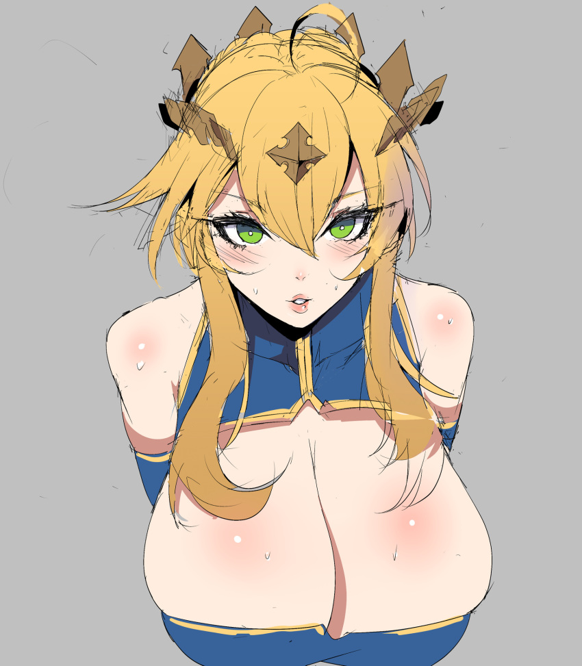 1girl ahoge artoria_pendragon_(all) artoria_pendragon_(lancer) blonde_hair blush breasts bright_pupils cleavage crown fate/grand_order fate_(series) funaya_(a2brasd) green_eyes grey_background hair_between_eyes highres huge_breasts lips looking_at_viewer parted_lips short_hair_with_long_locks simple_background solo sweat upper_body white_pupils