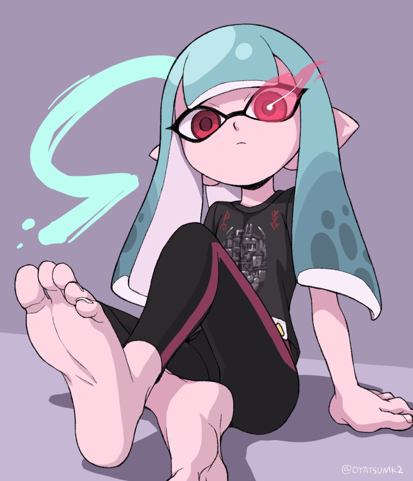 aqua_hair barefoot domino_mask expressionless feet glowing glowing_eye highres inkling long_hair mask nintendo oyatsu_(mk2) pants pointy_ears red_eyes shirt sitting soles splatoon_(series) t-shirt tentacle_hair toenails toes yoga_pants