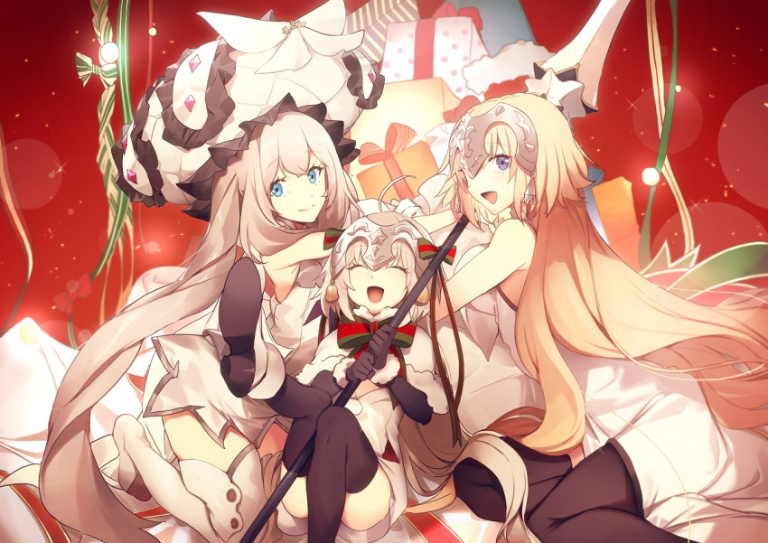 3girls ahoge black_legwear black_ribbon blonde_hair blue_eyes bow child fate/apocrypha fate/grand_order fate_(series) frilled_hat frills gloves hair_ribbon happy hat hat_bow headpiece jeanne_d'arc_(fate) jeanne_d'arc_(fate)_(all) jeanne_d'arc_alter_santa_lily large_hat long_hair looking_at_another marie_antoinette_(fate/grand_order) multiple_girls no-kan open_mouth purple_eyes ribbon silver_hair smile thighhighs twintails white_bow white_legwear
