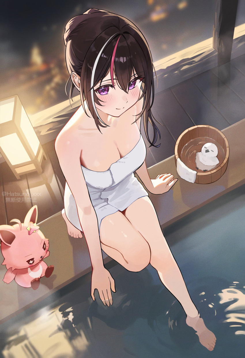 1girl absurdres arm_support azki_(hololive) barefoot bath bird black_hair blush breasts bucket cleavage closed_mouth commentary_request feet from_above hair_between_eyes hair_bun hatsuno_xxx highres hololive lantern looking_at_viewer looking_up medium_breasts multicolored_hair naked_towel ofuro pink_hair pioneer_(azki) purple_eyes ripples single_hair_bun smile soaking_feet solo split_mouth steam streaked_hair toes towel twitter_username virtual_youtuber water white_hair white_towel wooden_bucket wooden_floor