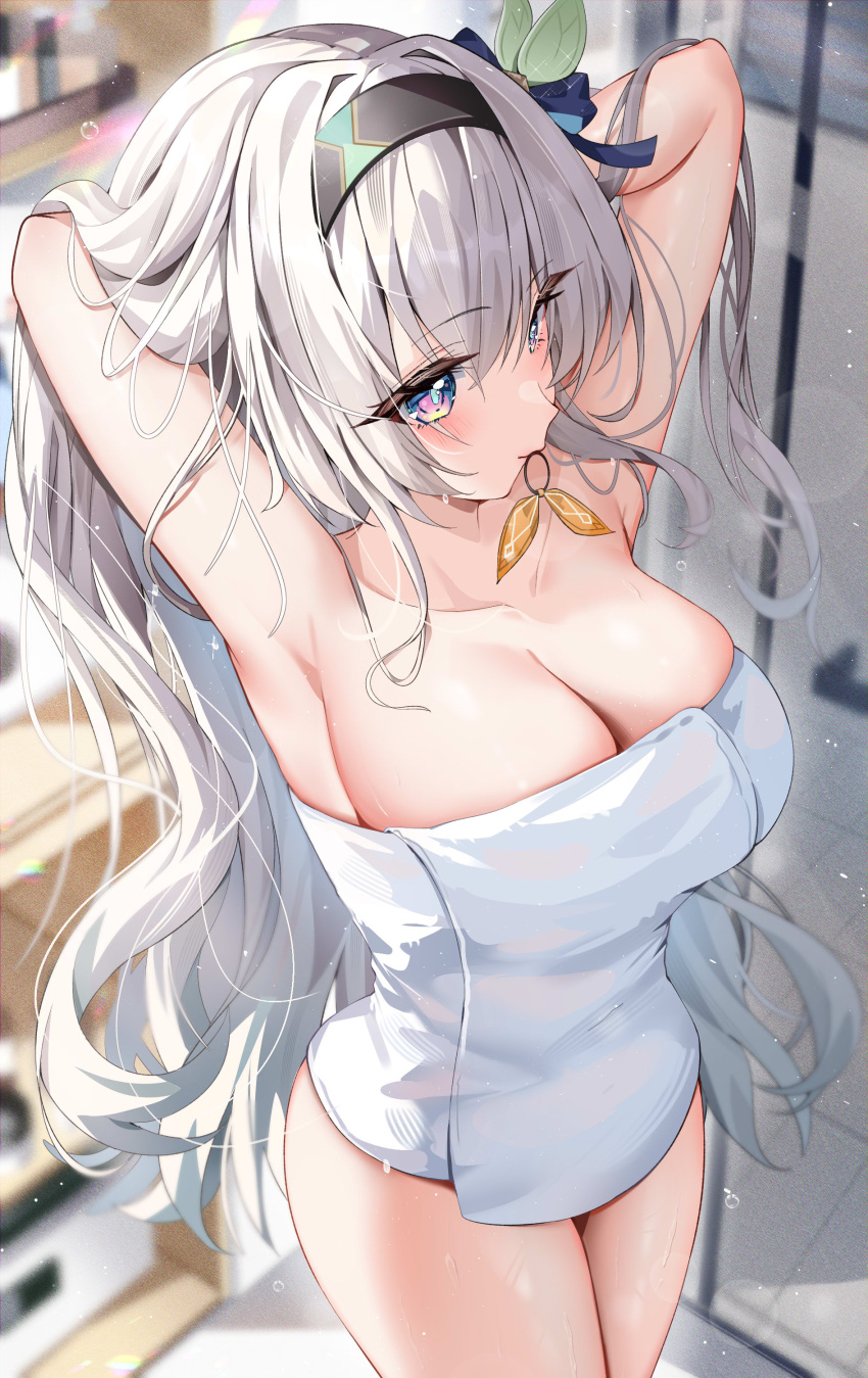 1girl absurdres arlene_(ju) armpits arms_behind_head arms_up black_hairband blue_eyes blurry blurry_background blush breasts cleavage closed_mouth collarbone commentary_request firefly_(honkai:_star_rail) grey_hair hair_intakes hair_tie_in_mouth hairband highres honkai:_star_rail honkai_(series) large_breasts long_hair mouth_hold naked_towel purple_eyes sidelocks solo standing towel wet